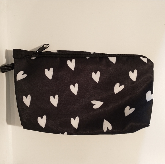 Handbags - 🧁 3/$30 Hearts Makeup Bag Black and White NEW